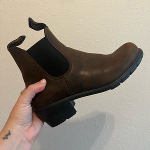Heeled Blundstone #1673 in Antique Brown